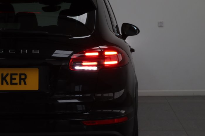 Porsche Cayenne 3.0 Diesel 5dr Tiptronic S Estate Diesel Black